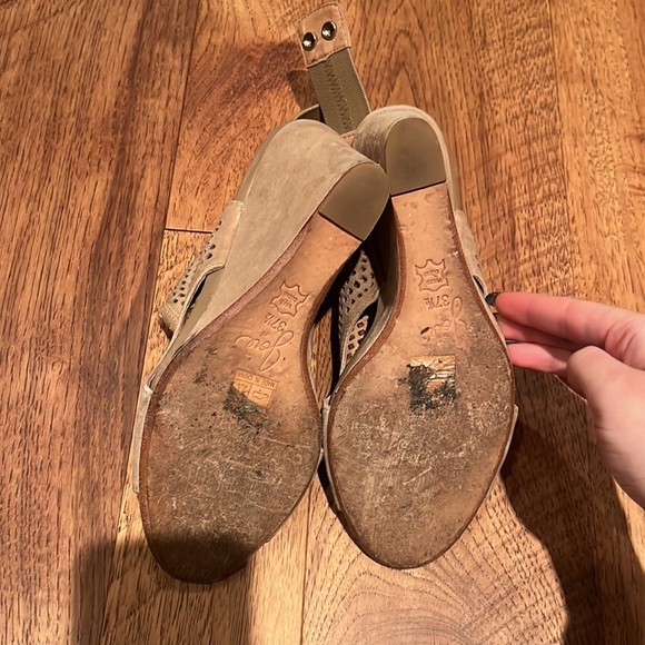 Joie Woman’s Taupe Wedge Heels Size 37.5 - Picture 5 of 6